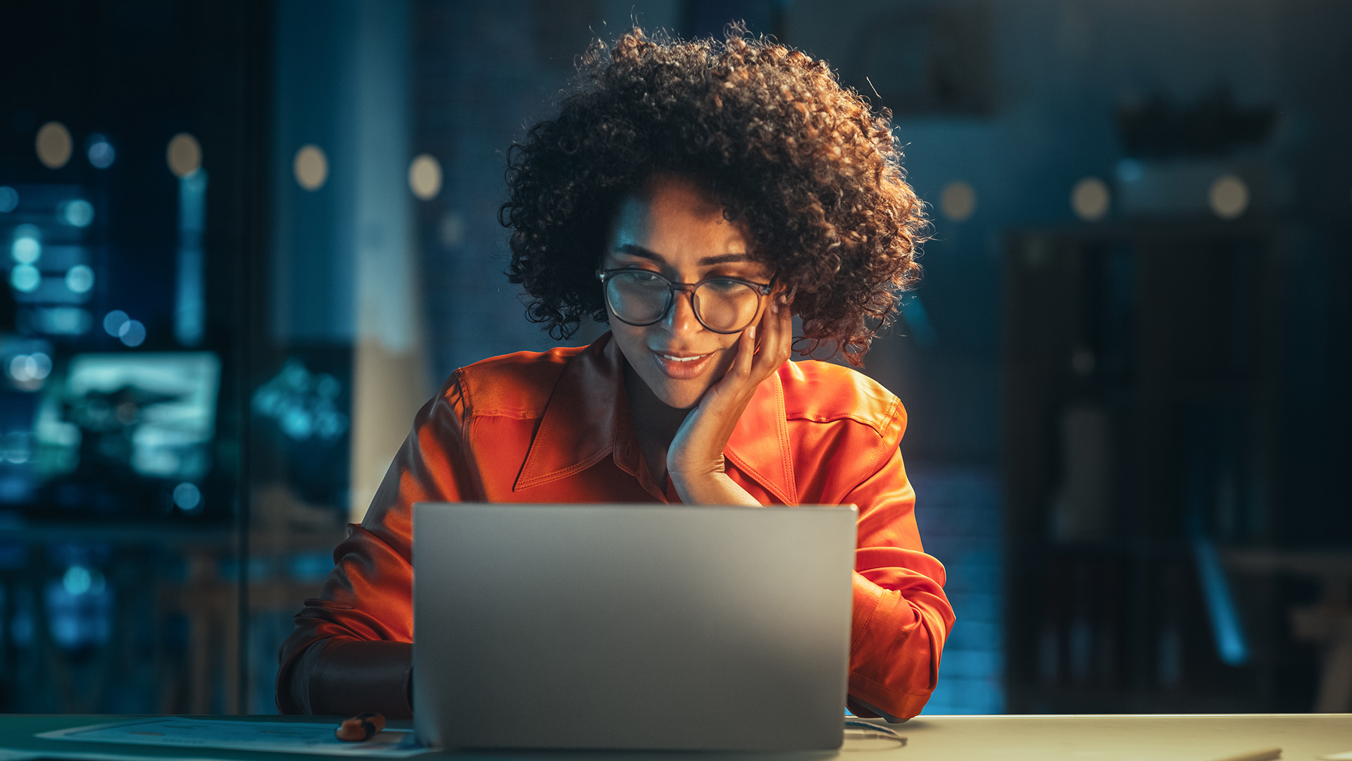 Woman browsing Persona Map on her laptop at home or in a cafe in the evening